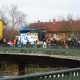 Menschen an Fasching laufen über die Omega-Brücke in Griesheim